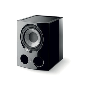 Sobre un fondo blanco, un subwoofer Focal Utopia Sub EM Colour Evo negro con forma de caja, un woofer de 33 cm y dos puertos circulares.