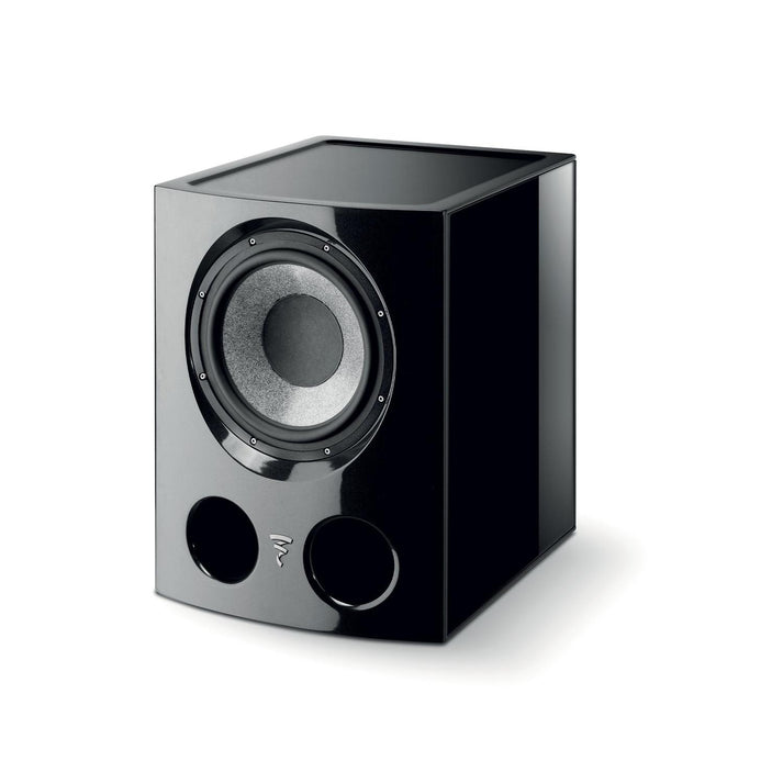 Un subwoofer Focal Utopia Sub EM Colour Evo nero, a forma di scatola, con un woofer da 33 cm e due porte circolari, si trova su uno sfondo bianco.