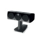 Un diffusore centrale Focal Viva Utopia Colour Evo nero con tre altoparlanti rotondi su un supporto coordinato, raffigurato su uno sfondo bianco.