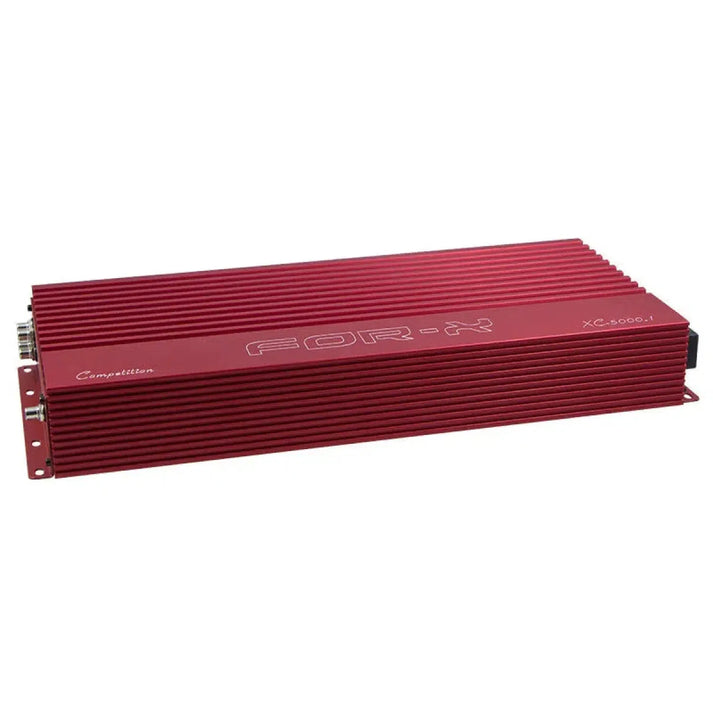 Un amplificador de audio para automóvil de clase D de competición FOR-X XC-5000.1 rojo con carcasa metálica rectangular con aletas.