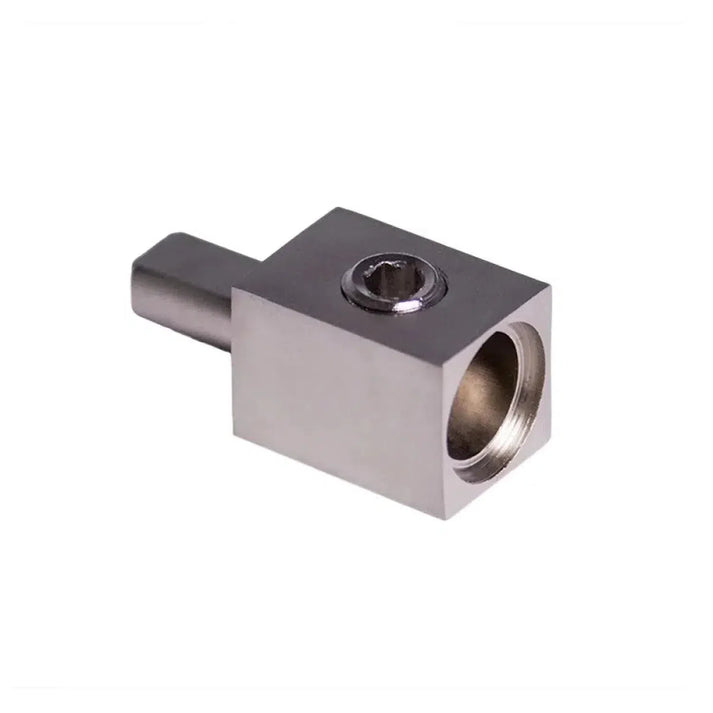 Il Four Connect 4-600112 Terminaladapter 50/20mm² è un connettore quadrato in alluminio metallico con estensione cilindrica e vite esagonale, raffigurato su sfondo bianco.