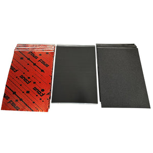 Tres pilas de láminas: la de la izquierda tiene impresiones en rojo y negro, la del medio es negro sólido y la de la derecha es Four Connect S2-Door Solution para insonorizar el interior de los coches.