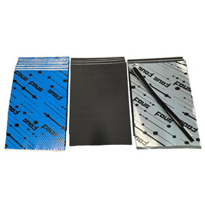 Tres pilas de paneles de aislamiento acústico Four Connect S3-Door Solution PRO en azul, negro y plateado para el aislamiento de puertas una junto a otra sobre una superficie blanca.