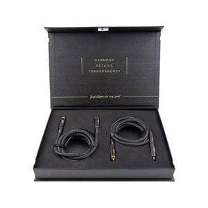 A black box displays two Four Connect Solo 1m 2-Kanal cinch cables with gold connectors; Harmony, Details, Transparency is printed inside the lid.