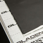 Gros plan sur les panneaux insonorisants noirs Gladen Aero Silent Pro, partiellement décollés pour laisser apparaître un support blanc portant la mention « GLADEN », garantissant une isolation de haute qualité.