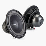 Se muestran dos subwoofers Aero 10 de Gladen Aerospace en color negro: uno con el cono a la vista y el otro con su imán metálico, ideales para los aficionados al «Auto Hifi».