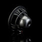 Il subwoofer “Aero 10” di Gladen Aerospace è dotato di una membrana metallica, di un telaio robusto e di connettori rosso-neri: ideale per impianti hi-fi per auto di alta qualità, qui raffigurato su sfondo nero.