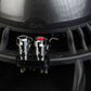 Primo piano dei terminali Aero 10 di Gladen Aerospace, uno dei quali contrassegnato da un punto rosso che indica il polo positivo, in primo piano rispetto ai componenti in metallo e plastica dellimpianto Hi-Fi per auto.