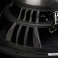 Primo piano del subwoofer “Aero 10” di Gladen Aerospace, che mostra il telaio, i supporti, il cablaggio e un’etichetta con i dati tecnici di Auto Hifi.