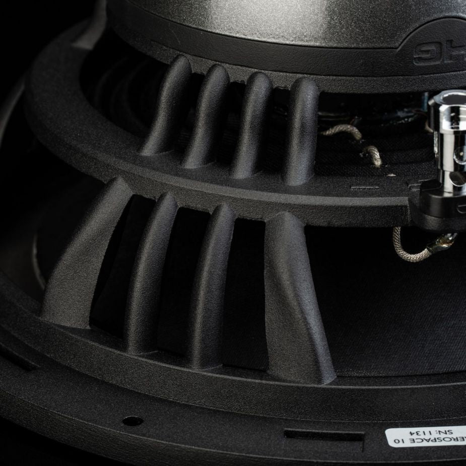 Primo piano del subwoofer “Aero 10” di Gladen Aerospace, che mostra il telaio, i supporti, il cablaggio e un’etichetta con i dati tecnici di Auto Hifi.