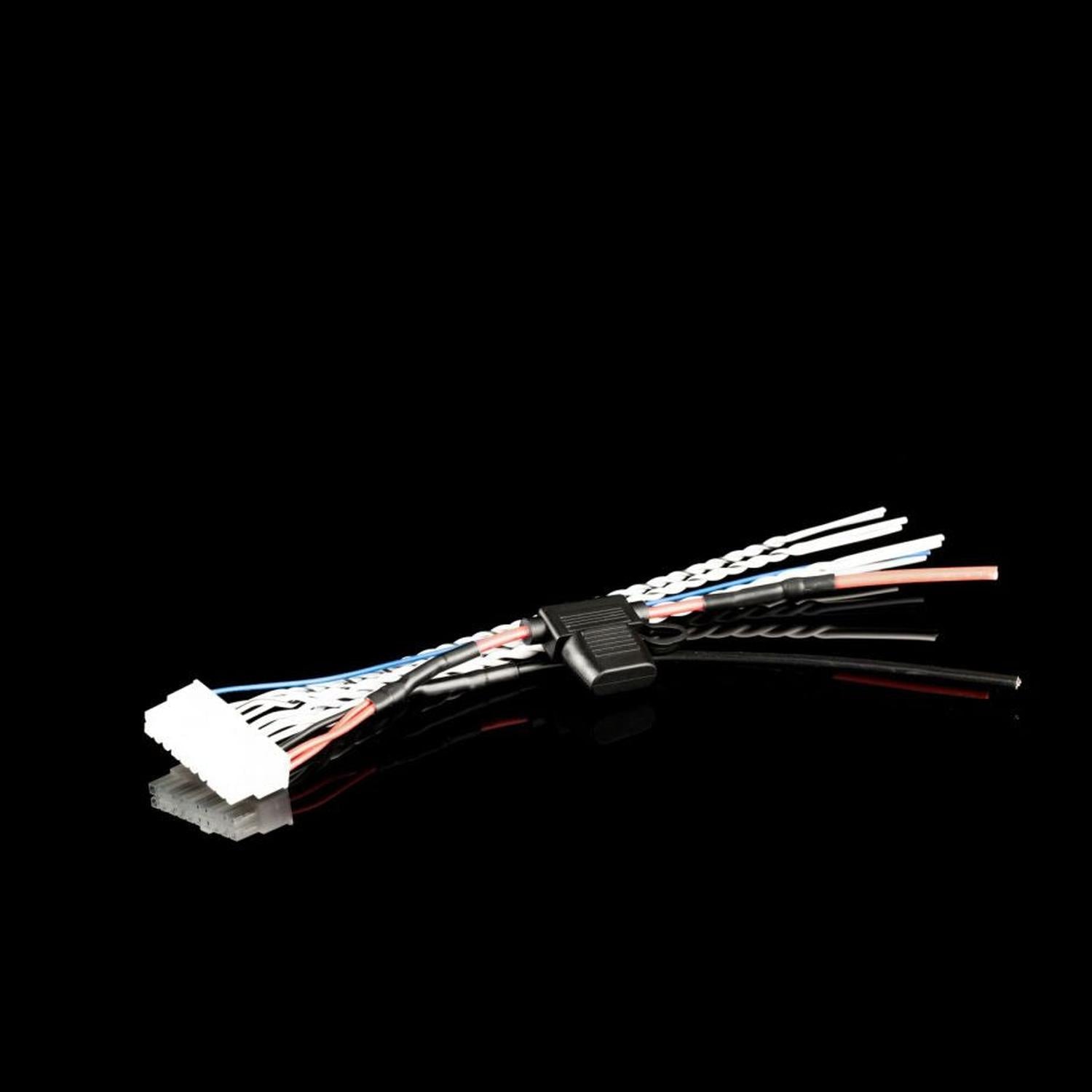 Een set veelkleurige kabels met stekkers en een zwarte klem, ideaal voor de Gladen EX-80C1 PlugPlay-versterker, afgebeeld op een glanzend zwart oppervlak.