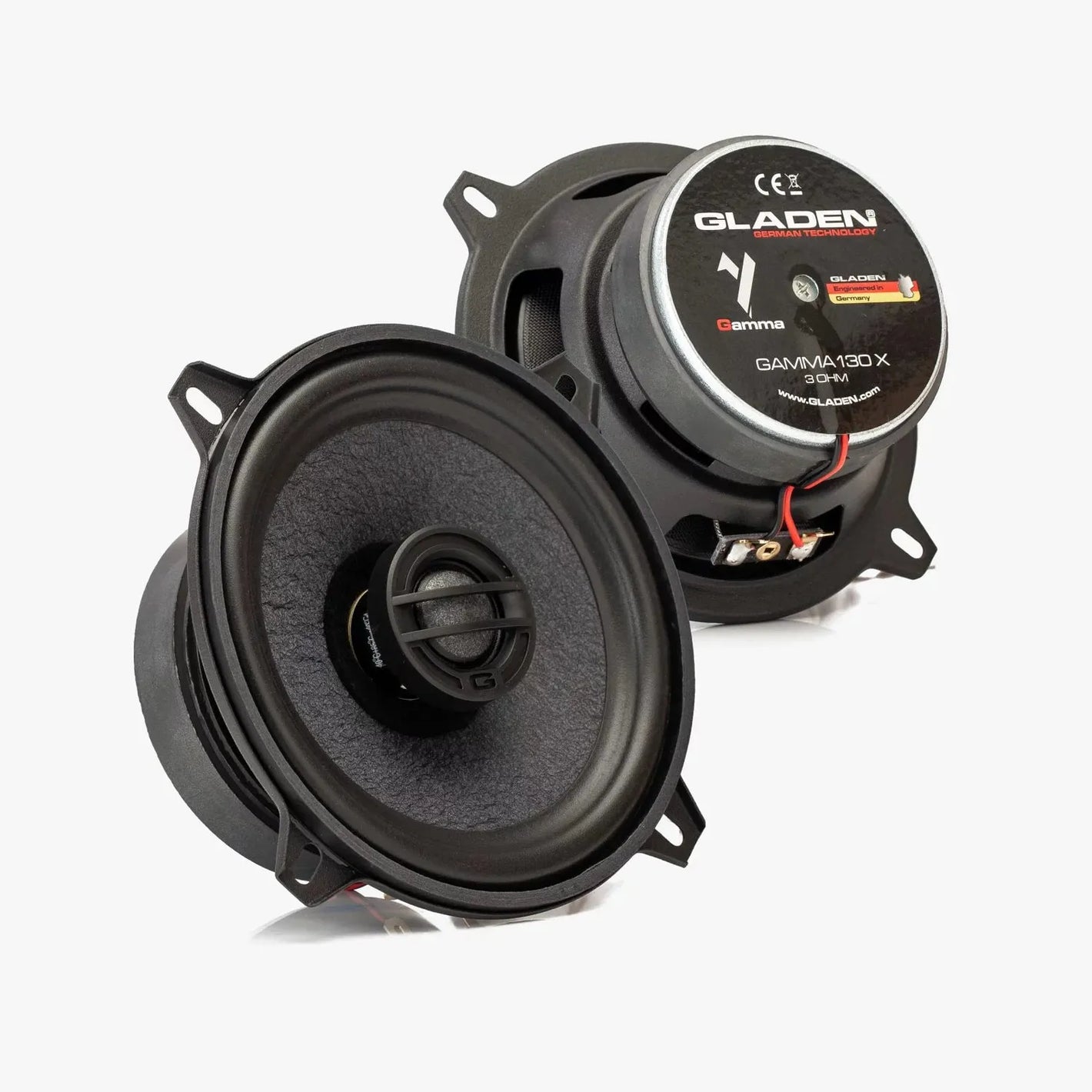 Twee Gladen Gamma 130-X-luidsprekers – één met zichtbare conus, één met labels en bedrading – ideaal voor het upgraden van je auto, afgebeeld tegen een witte achtergrond.