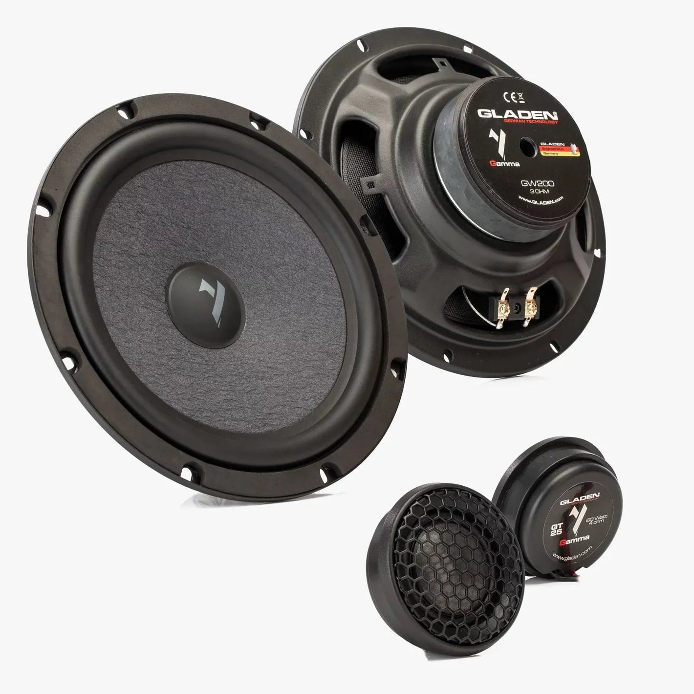 Twee zwarte Gladen Gamma 200.2 AC-luidsprekers en twee kleinere Kickbass-tweeters zijn afgebeeld tegen een witte achtergrond.