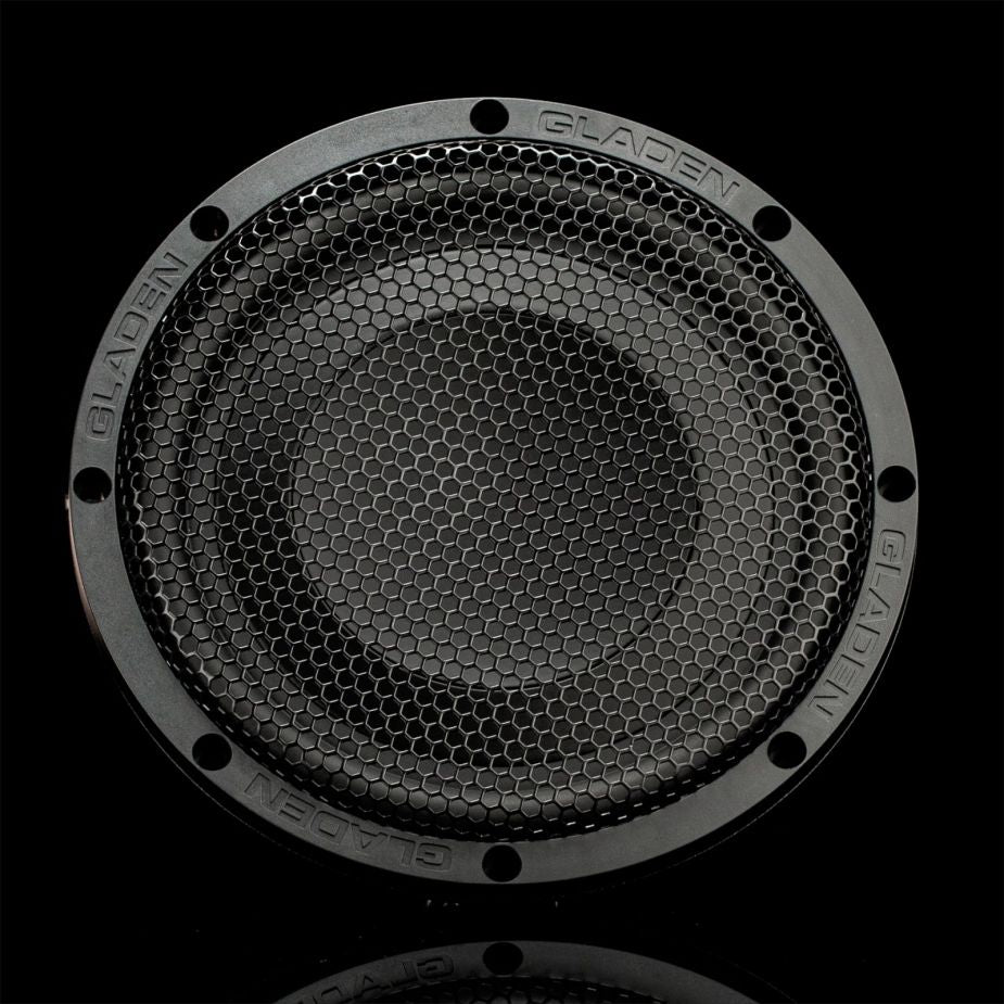Se muestra un subwoofer redondo negro Gladen GS08-Slim de 8 con una rejilla metálica con la marca GLADEN sobre un fondo negro.
