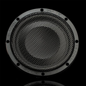 Un caisson de basses rond noir Gladen GS08-Slim de 8 pouces, doté dune grille en treillis métallique portant la marque GLADEN, est présenté sur un fond noir.