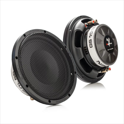 Nella foto sono raffigurati due subwoofer Gladen GS10-Slim da 10: uno con una griglia, laltro con il logo GS10-Slim, per un suono potente.
