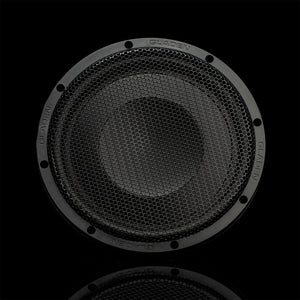 Vue de face : le Gladen GS10-Slim, un caisson de basses rond de 10 pouces, de couleur noire, doté dune grille hexagonale, offre un son puissant sur un fond noir uniforme.