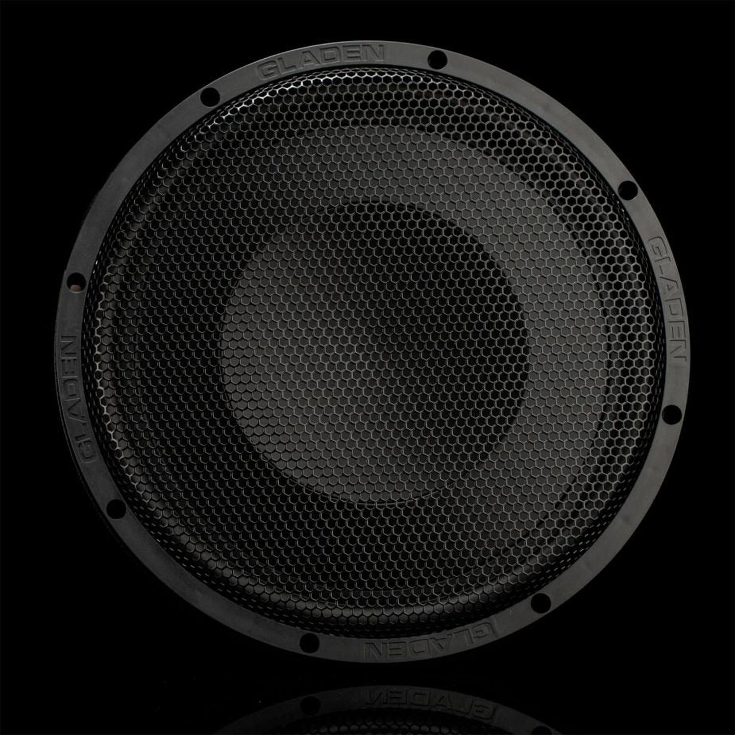 Un subwoofer Gladen GS12-Slim nero di forma rotonda con copertura in rete, ripreso dallalto su uno sfondo scuro. La scritta Gladen è visibile sullanello esterno di questo subwoofer da 12 pollici con griglia.