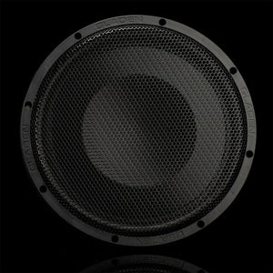 Un subwoofer Gladen GS12-Slim nero di forma rotonda con copertura in rete, ripreso dallalto su uno sfondo scuro. La scritta Gladen è visibile sullanello esterno di questo subwoofer da 12 pollici con griglia.
