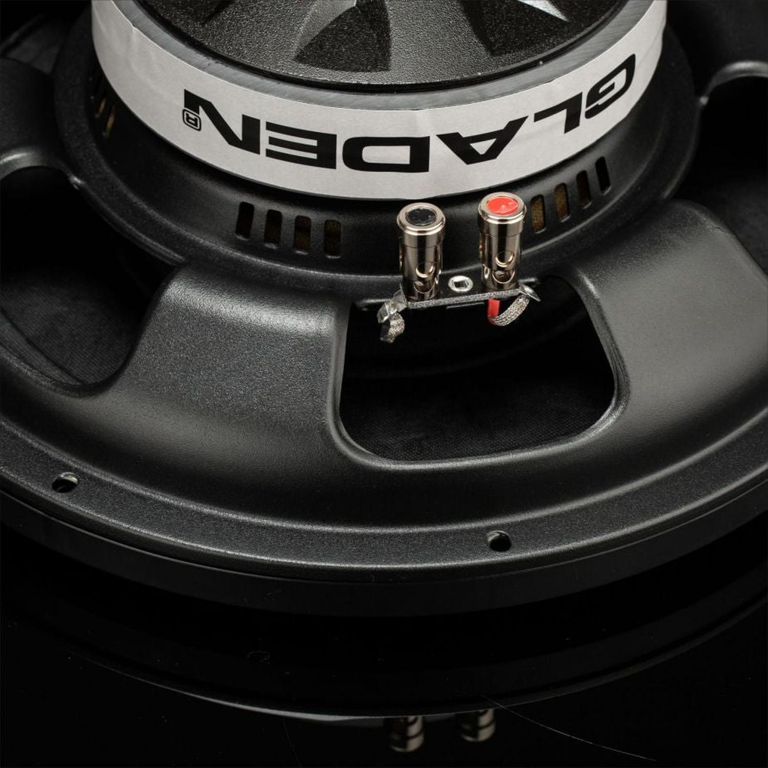 Primo piano del retro del subwoofer Gladen GS12-Slim, in cui si vedono letichetta del marchio, i terminali metallici e parte del telaio nero da 12.