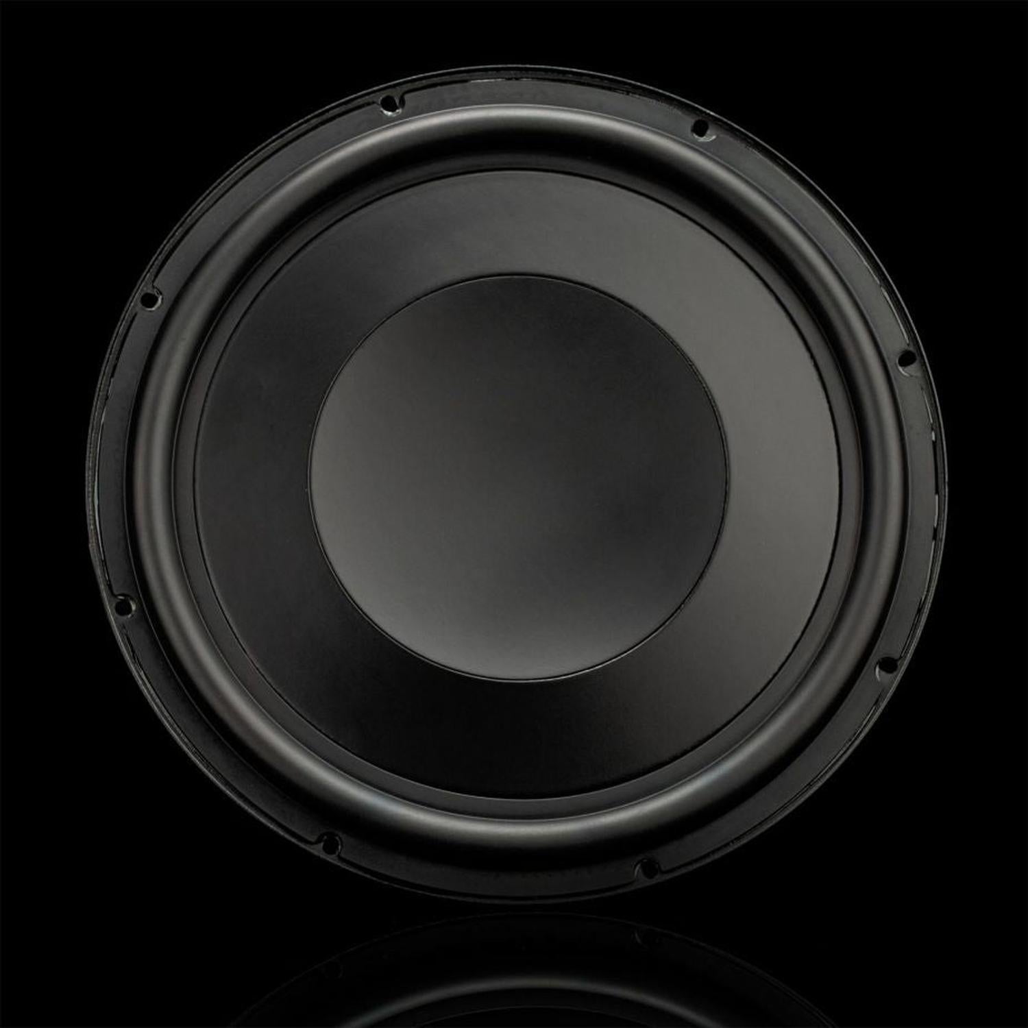 Il subwoofer Gladen GS12-Slim da 12 pollici è ripreso dallalto su uno sfondo nero, il che mette particolarmente in risalto la sua forma rotonda e la membrana posizionata al centro.