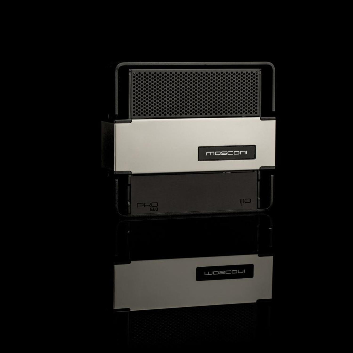 Lamplificatore Gladen Mosconi Pro 1|10 evo in classe D si presenta con un design nero e argento, raffigurato su uno sfondo nero riflettente.
