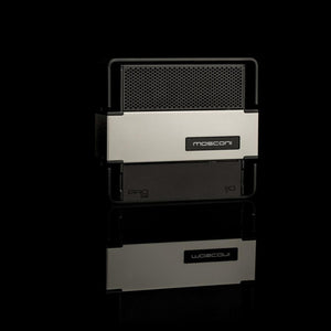 Lamplificatore Gladen Mosconi Pro 1|10 evo in classe D si presenta con un design nero e argento, raffigurato su uno sfondo nero riflettente.