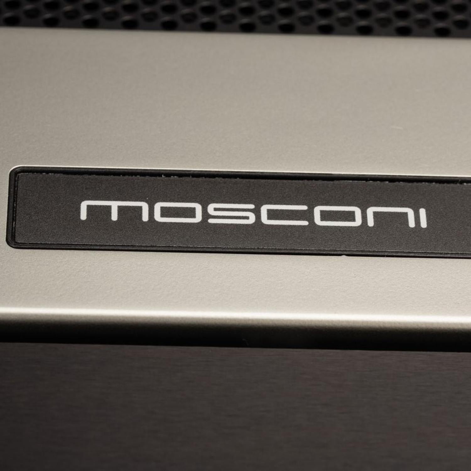 Primo piano di una superficie metallica con unetichetta nera su cui è riportata la scritta “Gladen Mosconi Pro 1|10 evo” in caratteri moderni, dotata di tecnologia avanzata di Classe D.