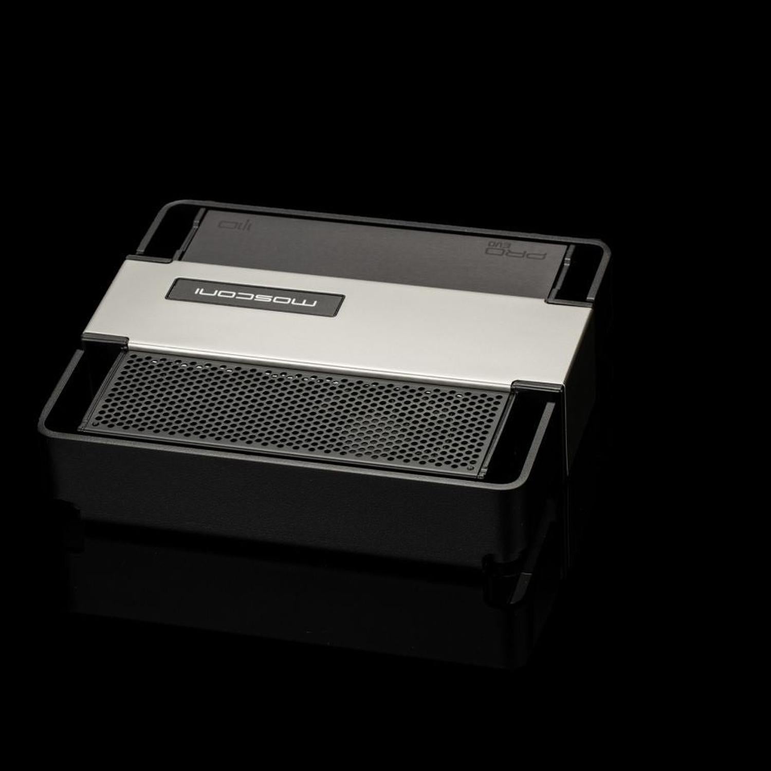 Lamplificatore mono in classe D Gladen Mosconi Pro 1|10 evo poggia su una base nera lucida e colpisce per il suo design elegante nei toni del nero e dellargento.