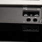 Primo piano di un Gladen Mosconi Pro 1|10 evo che mostra i terminali GND/BAT, il fusibile da 50 A e il connettore: perfetto per impianti audio per auto a 1 canale.