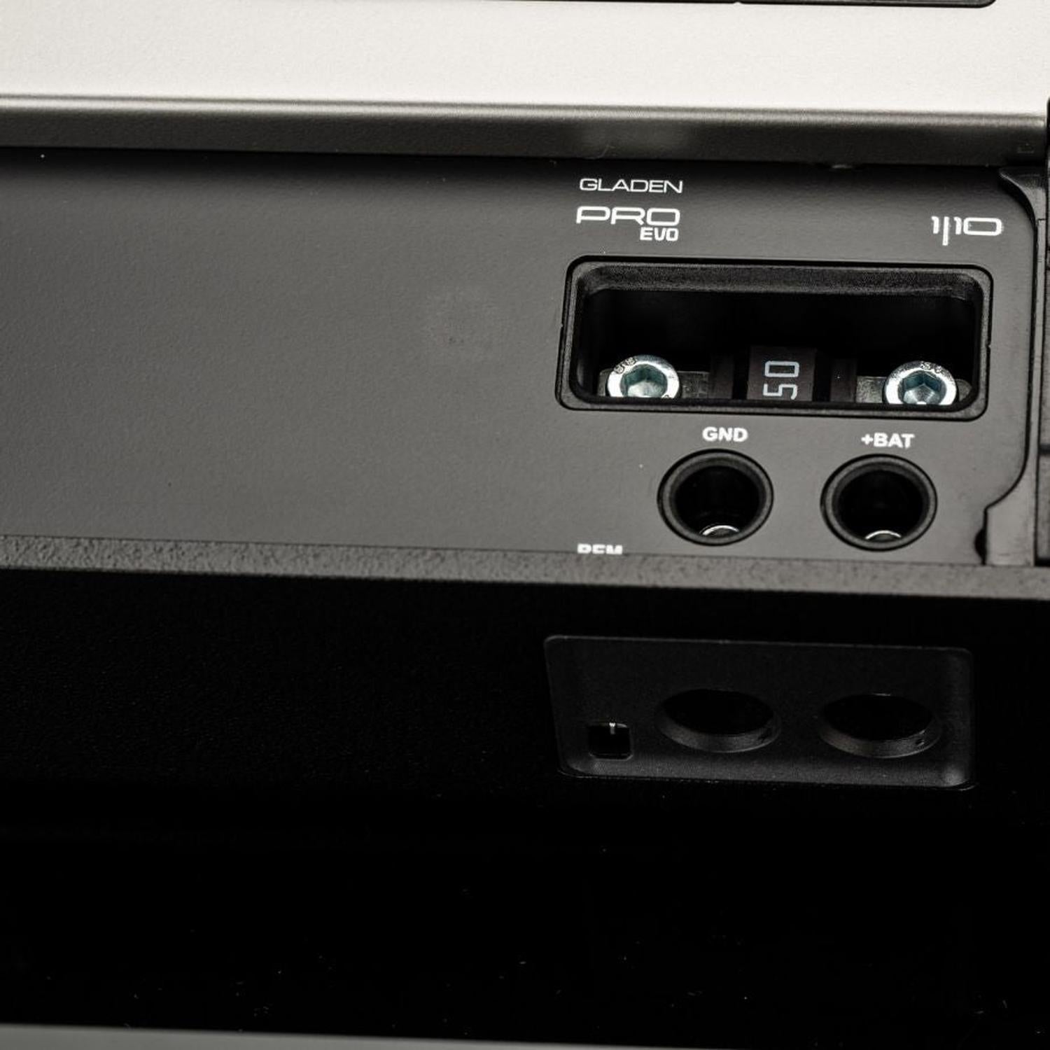 Primo piano di un Gladen Mosconi Pro 1|10 evo che mostra i terminali GND/BAT, il fusibile da 50 A e il connettore: perfetto per impianti audio per auto a 1 canale.