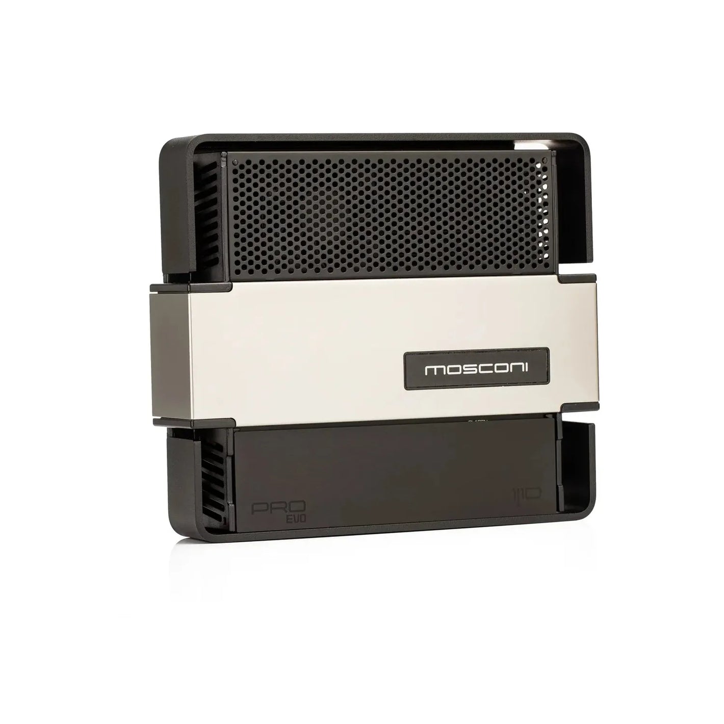 Il Gladen Mosconi Pro 1|10 evo è un amplificatore per auto dalle linee eleganti e dalla forma rettangolare, caratterizzato da un design nei toni dell’argento e del nero, da una parte superiore ventilata e dal logo Mosconi posizionato al centro.