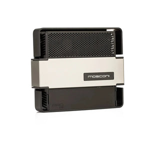Il Gladen Mosconi Pro 1|10 evo è un amplificatore per auto dalle linee eleganti e dalla forma rettangolare, caratterizzato da un design nei toni dell’argento e del nero, da una parte superiore ventilata e dal logo Mosconi posizionato al centro.