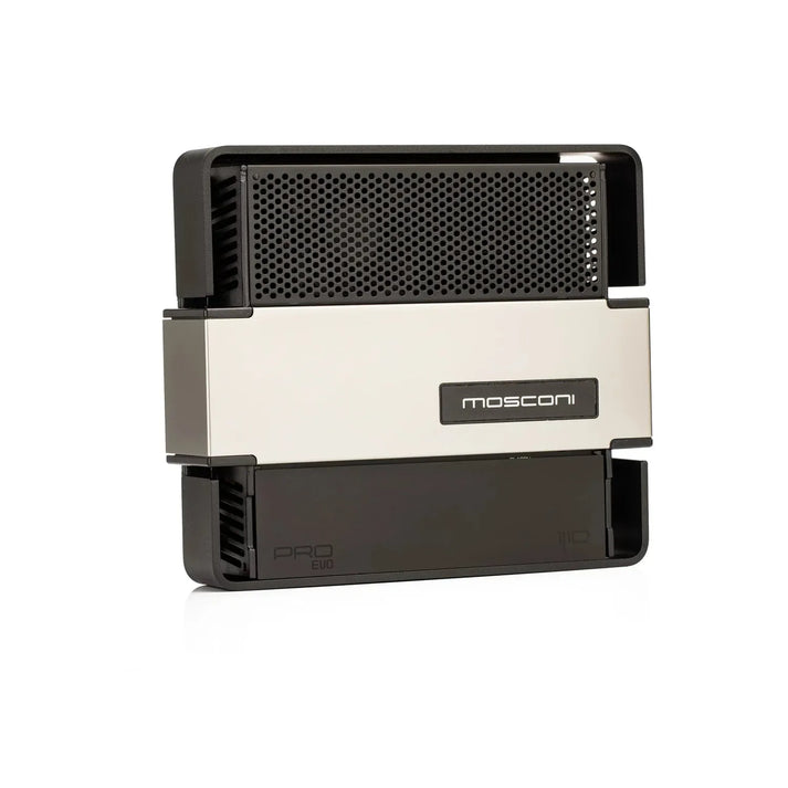 Il Gladen Mosconi Pro 1|10 evo è un amplificatore per auto dalle linee eleganti e dalla forma rettangolare, caratterizzato da un design nei toni dell’argento e del nero, da una parte superiore ventilata e dal logo Mosconi posizionato al centro.