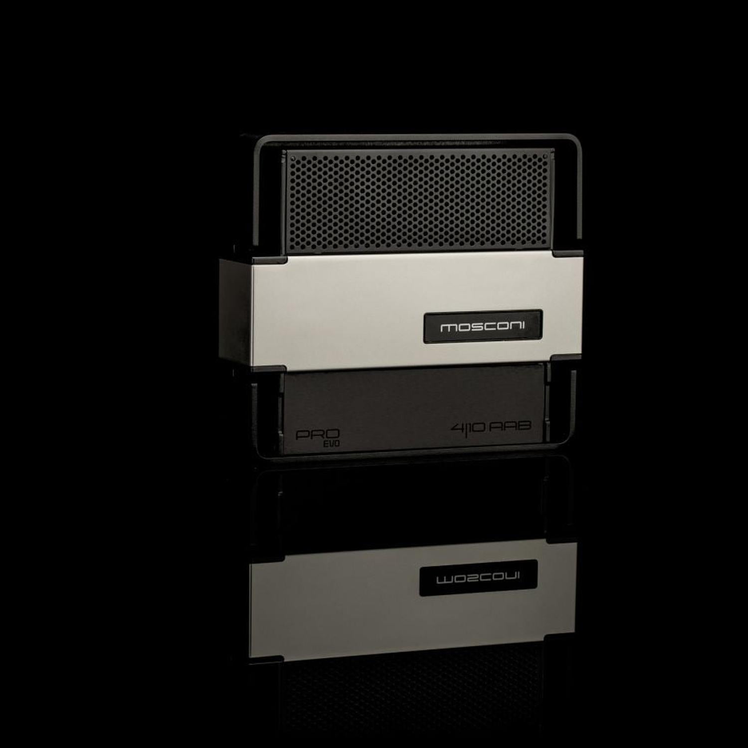 Un amplificatore Gladen Mosconi Pro 4|10-AAB EVO a 4 canali, dal look metallico con dettagli neri, presentato su una base nera lucida, pensato per impianti audio per auto di fascia alta.