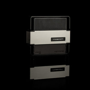 Un amplificatore Gladen Mosconi Pro 4|10-AAB EVO a 4 canali, dal look metallico con dettagli neri, presentato su una base nera lucida, pensato per impianti audio per auto di fascia alta.