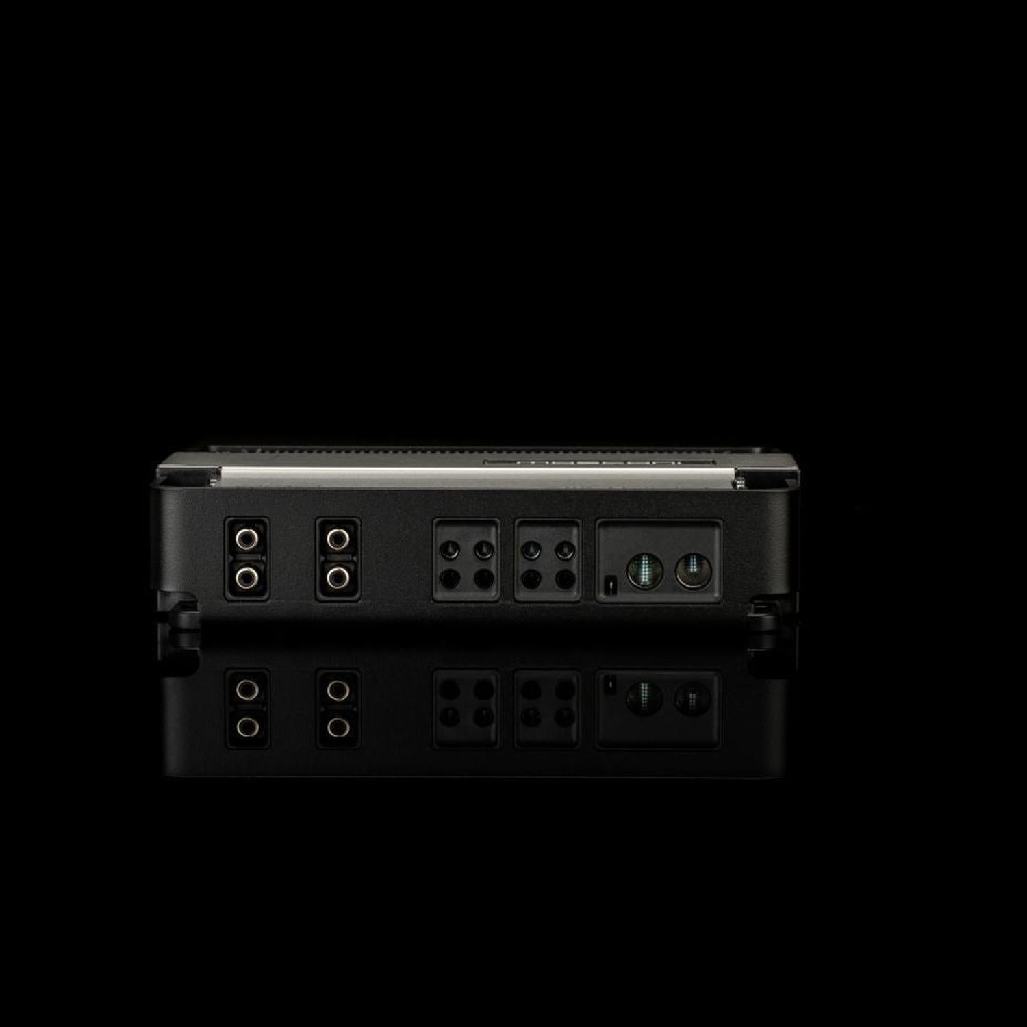 È raffigurato un amplificatore Gladen Mosconi Pro 4|10-AAB EVO nero, dotato di diverse connessioni, su uno sfondo nero, con il suo riflesso visibile sotto di esso.