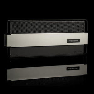 El Gladen Mosconi Pro 4|30 AAB EVO, un amplificador de 4 canales en negro y plateado, destaca sobre un fondo negro, lo que lo hace ideal para sistemas de audio para coche de alta gama.