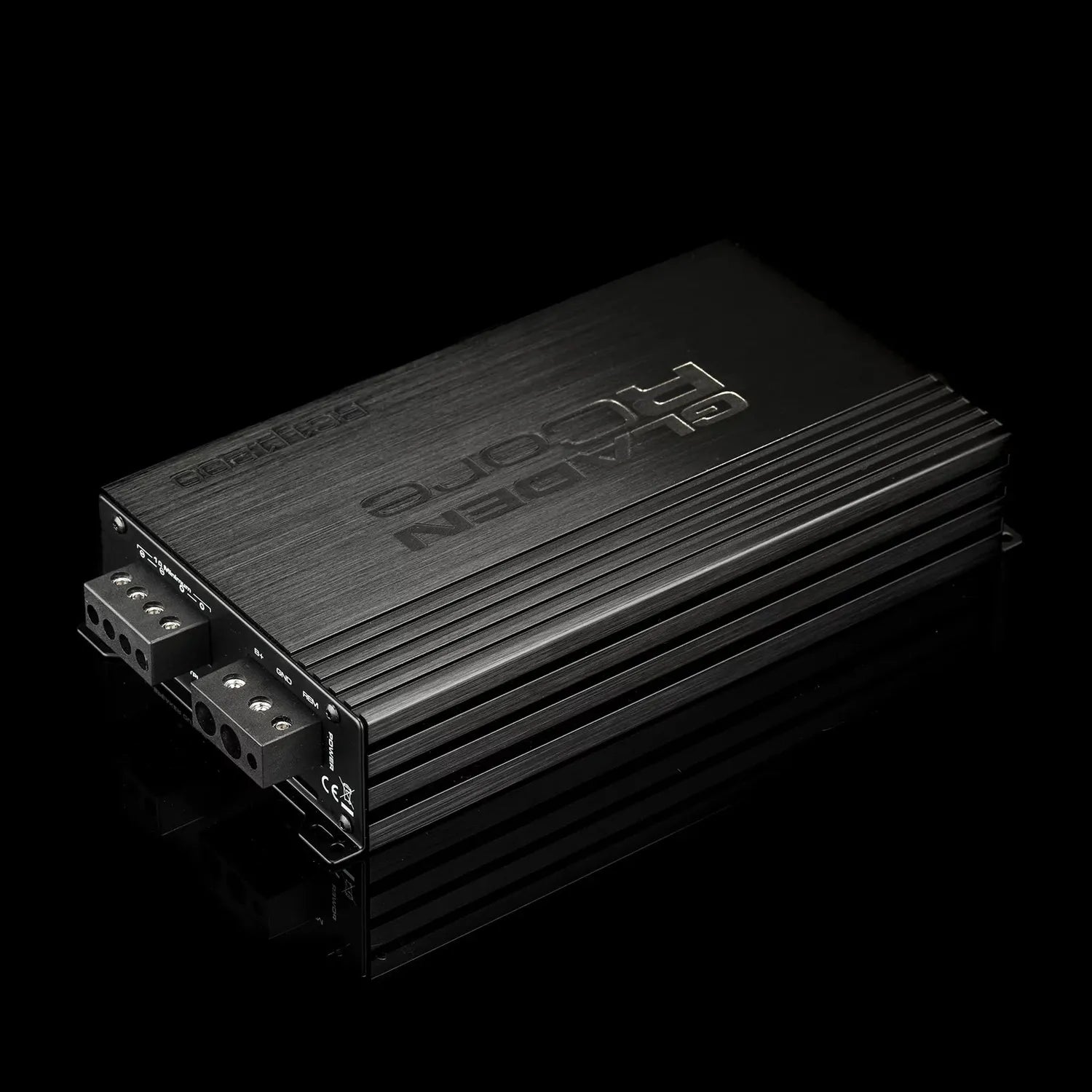 Un amplificateur mono Gladen Rcore 1|1200 noir, doté de la technologie de classe D, daérations métalliques et de plusieurs bornes, photographié sur fond noir.