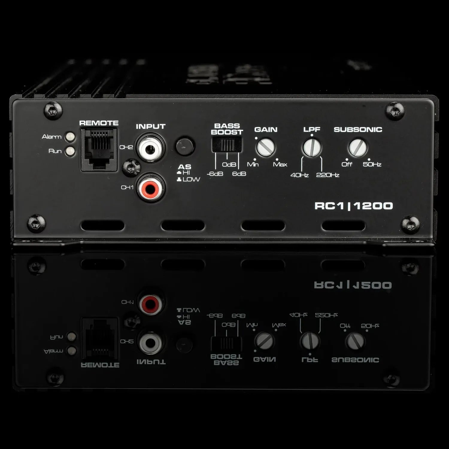 Le cache damplificateur pour caisson de basses Gladen Rcore 1|1200, de couleur noire, est équipé de prises dentrée, dun réglage daccentuation des basses et de commandes de classe D ; le logo RC1/1200 est apposé sur la surface noire réfléchissante.