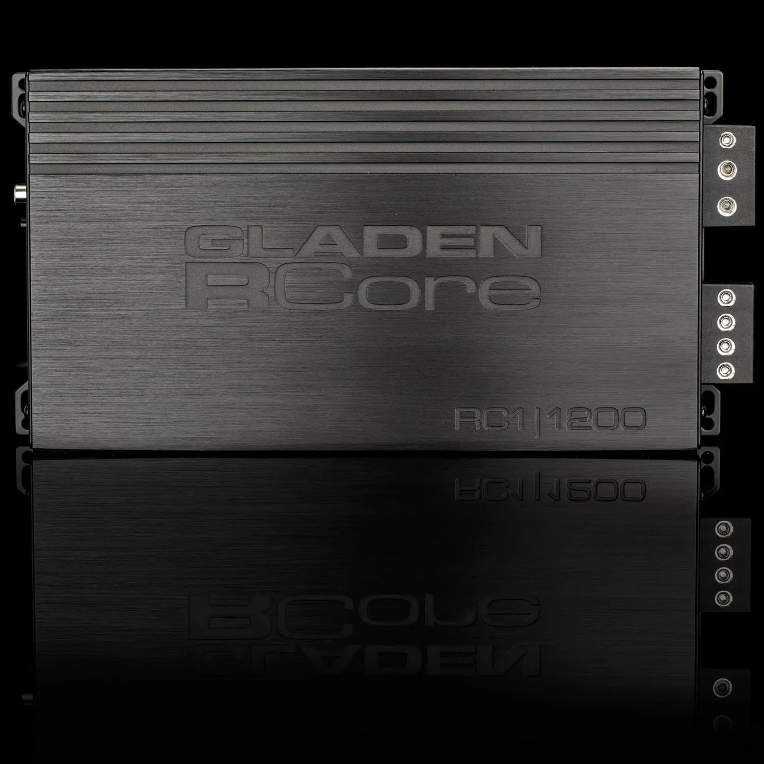 Un amplificateur Gladen Rcore 1|1200 de classe D, de couleur noire et doté dune finition en métal brossé, photographié sur fond noir.