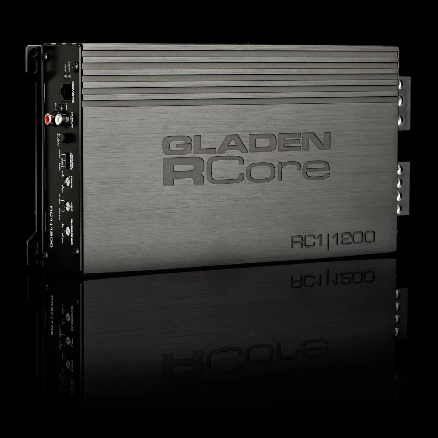 Amplificateur mono Gladen Rcore 1|1200 de classe D, doté de ports et de commandes visibles, présenté sur une surface noire brillante.