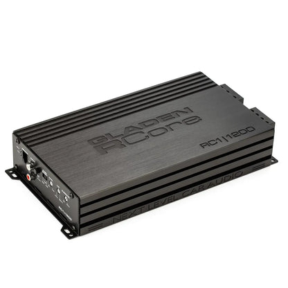 Un amplificateur mono pour voiture Gladen Rcore 1|1200 de couleur noire, doté de ports dentrée et de sortie et dun logo gravé sur le dessus.