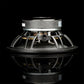 On voit ici un haut-parleur dautoradio Gladen Sigma 165 avec cadre métallique, photographié de profil sur une surface noire brillante.