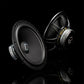 Deux enceintes Gladen Sigma 200 noires et rondes, dotées de cônes texturés et de cadres métalliques, sont mises en valeur sur un fond noir brillant.