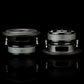 Se muestran dos subwoofers Gladen Sigma SSW065 en color negro, ideales para instalaciones en vehículos compactos: uno orientado hacia delante y el otro mostrando su parte trasera y lateral.