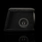 Un subwoofer Gladen Sigma SSW065 Dual subwoofer con cassa dotato di terminali per altoparlanti, raffigurato su uno sfondo nero con un leggero riflesso nella parte inferiore.
