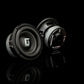 Due subwoofer Gladen Sigma SSW065 neri su una superficie nera riflettente; uno ne mostra la parte anteriore, l’altro ne rivela il retro nei minimi dettagli: ideali per installazioni su veicoli compatti.