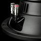 Primer plano de los terminales de los altavoces de un Gladen Sigma SSW08, montado en una carcasa negra de subwoofer de 8 pulgadas sobre un fondo oscuro.