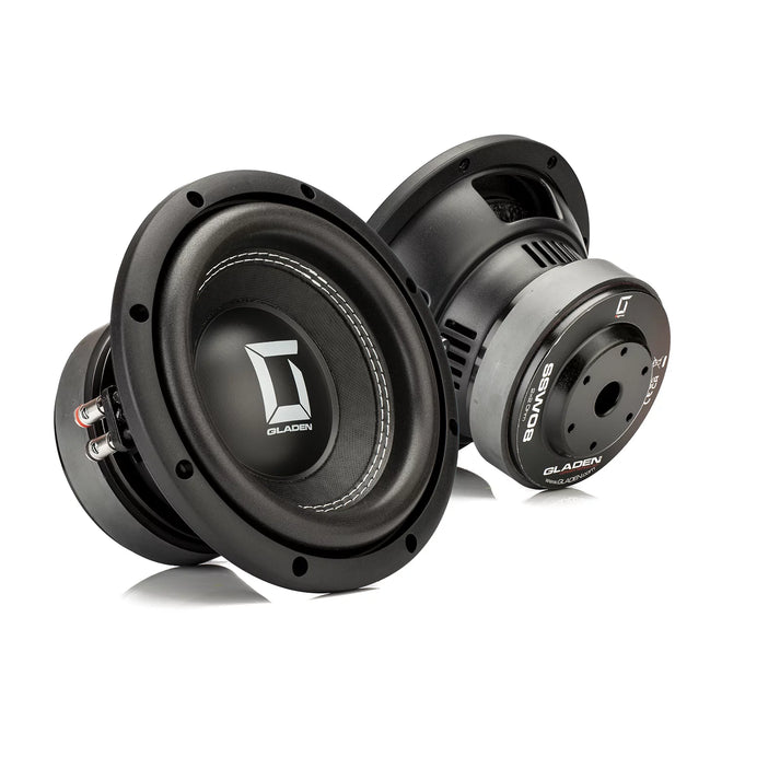 Se muestran dos subwoofers Gladen Sigma SSW08 negros: uno lleva el logotipo, mientras que el otro destaca los terminales y los detalles laterales para tu sistema de audio del coche.